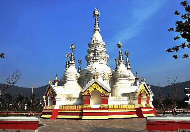 Manfeilong White Pagoda in XishuangBanna